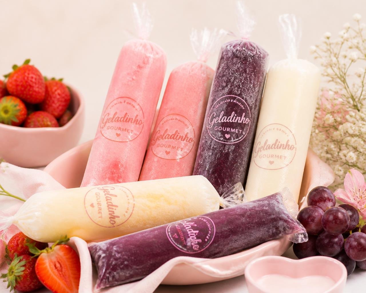 Geladinhos gourmet coloridos de morango, uva e creme